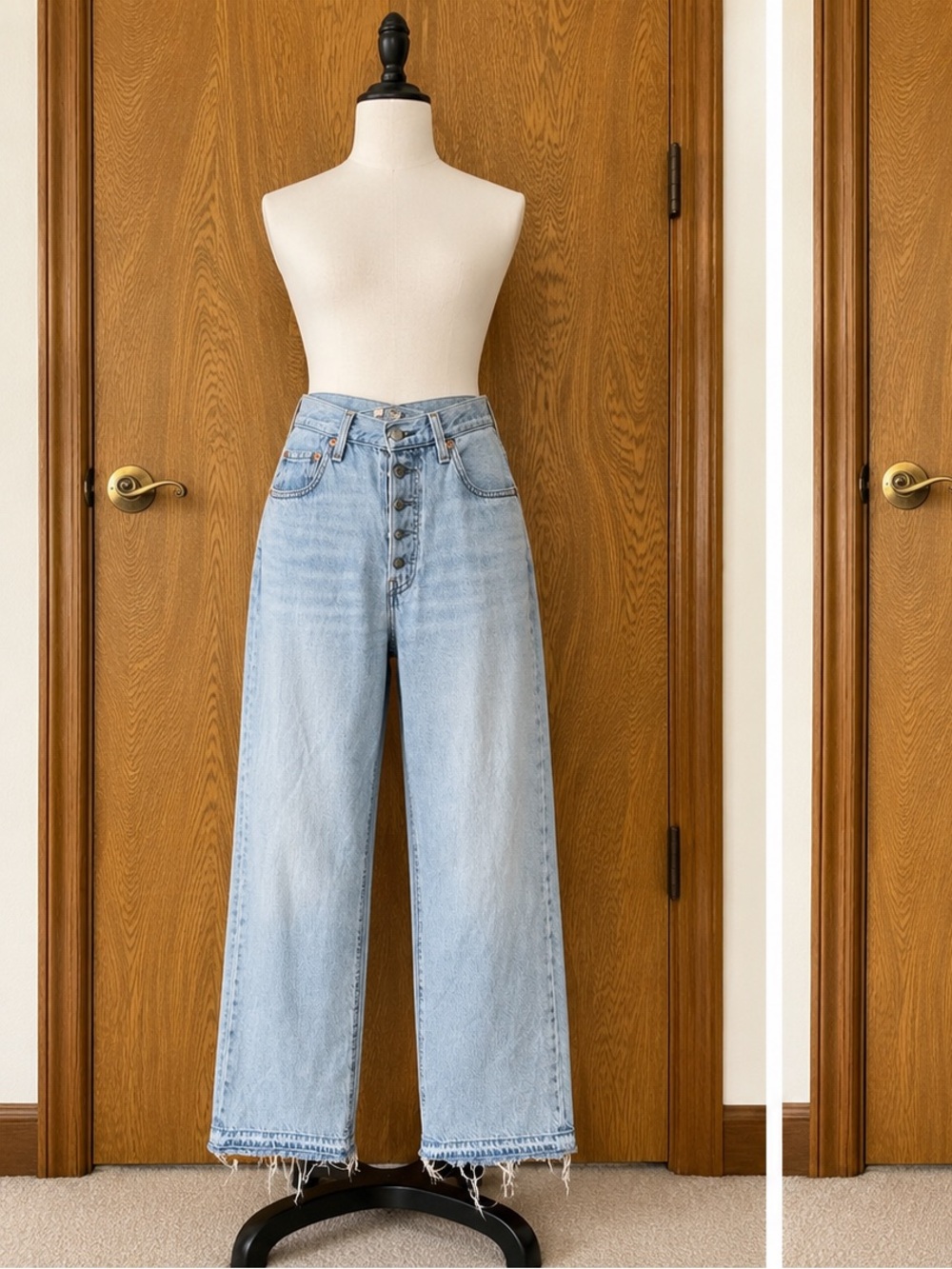 Levi’s Ribcage Straight Ankle Jeans Size 29 High Rise Light Wash Frayed Hem